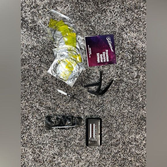 Silvertone Electric Guitar and Amp - Picture 14 of 14